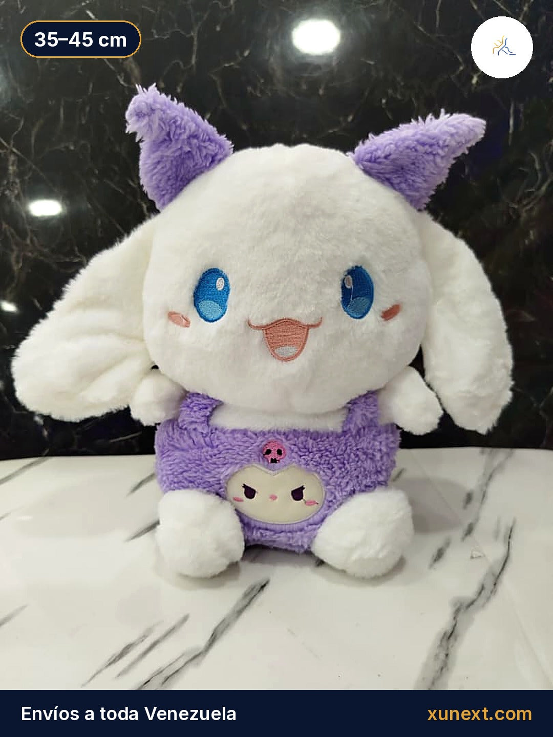 Peluche Cinnamon Roll blanco con overol morado y orejas moradas, 35 a 45 cm