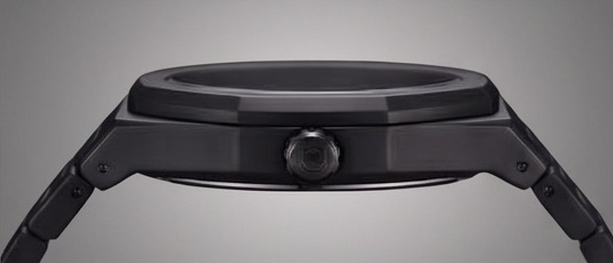 Reloj negro mate de policarbonato con números arábigos orientales: vista lateral
