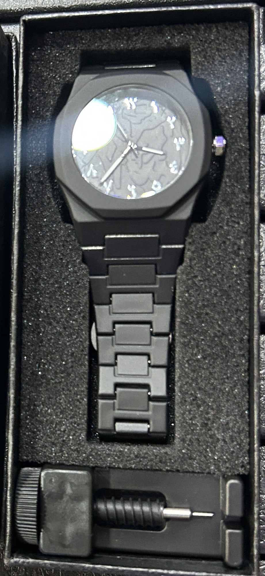 Reloj negro mate con números arábigos en su caja de regalo con espuma y herramienta (foto real)