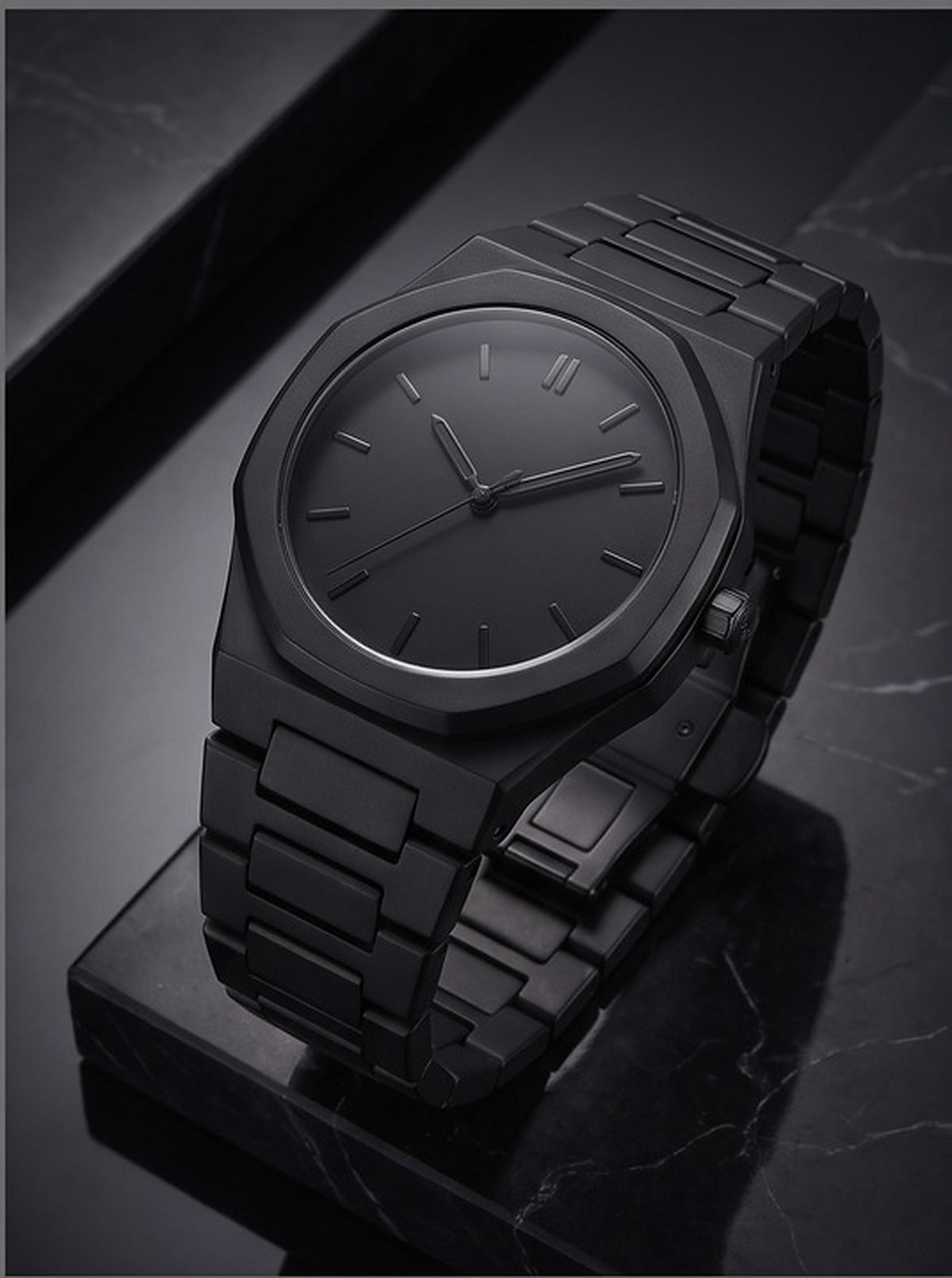 Reloj negro mate de policarbonato con bisel octagonal y correa de eslabones (imagen ilustrativa)
