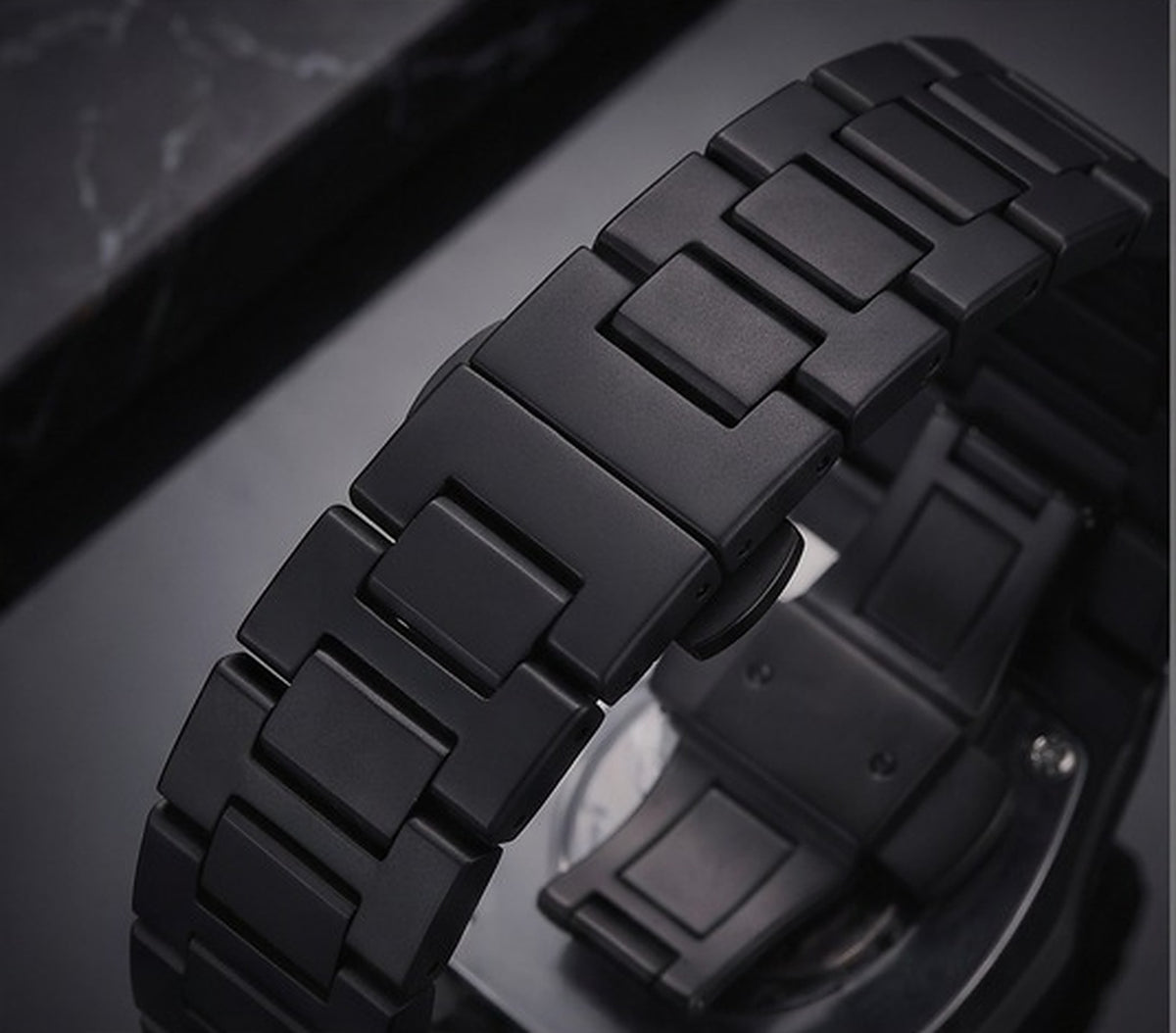 Reloj negro mate de policarbonato liso: correa de eslabones